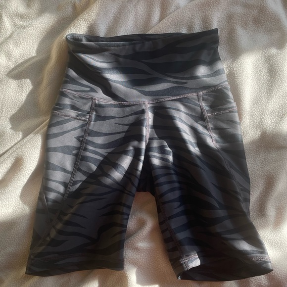4 Old navy shorts athletic dance and yoga shorts 4 different patterns - Picture 6 of 7
